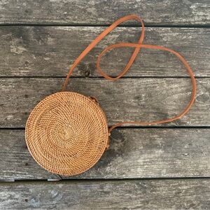 Round straw crossbody bag